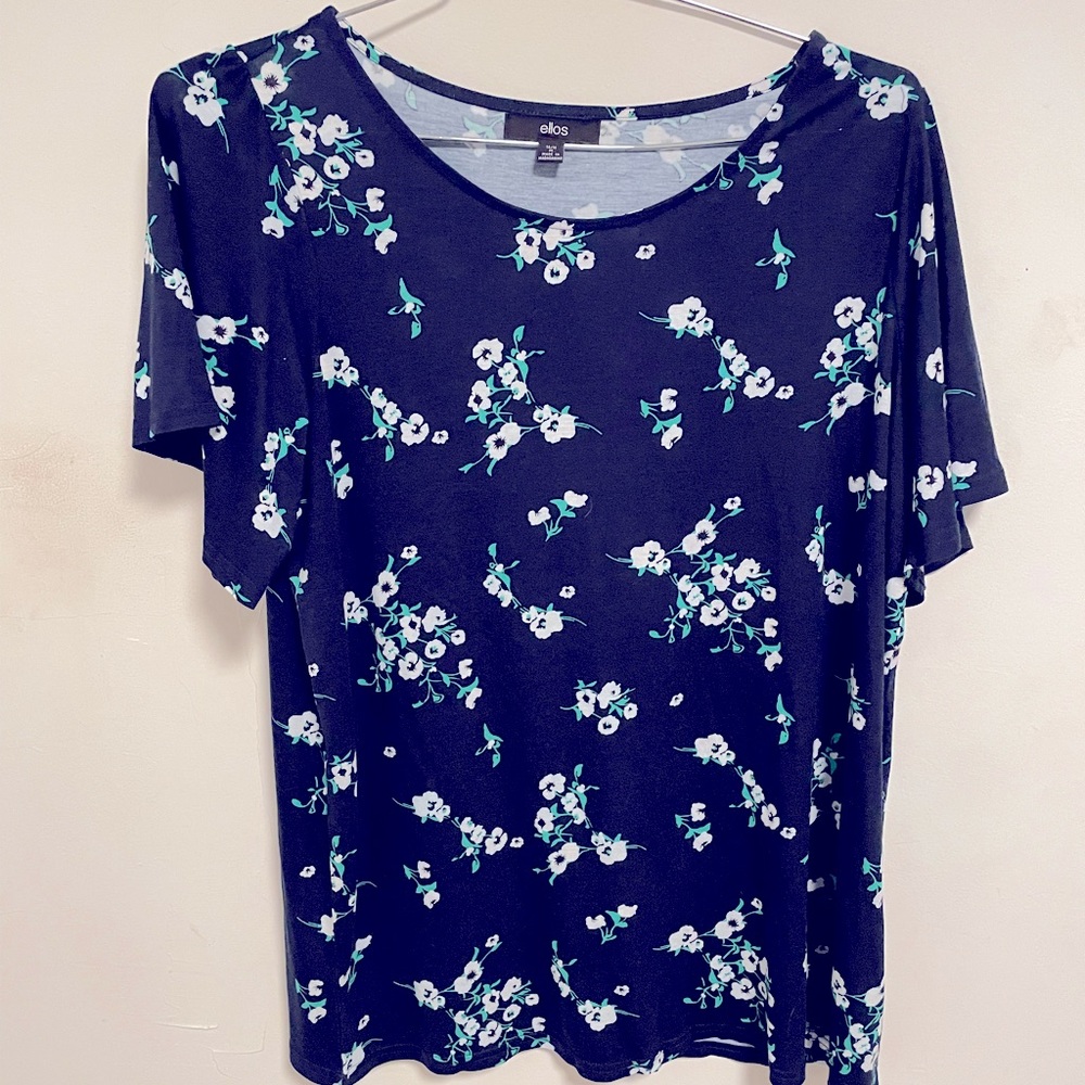 Woman’s blouse size 14/16 by Ellos.  Never worn nice top